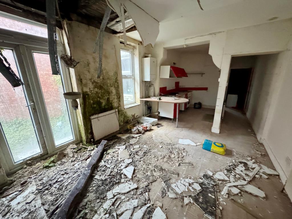 Lot: 107 - TWO-BEDROOM GARDEN FLAT FOR TOTAL REFUBISHMENT - L shaped kitchen - living room